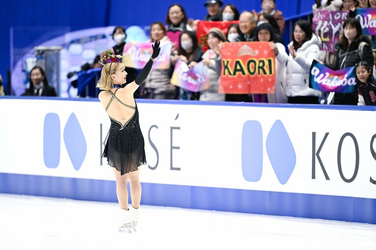 全日本選手権表彰式の坂本花織　©︎Asami Enomoto