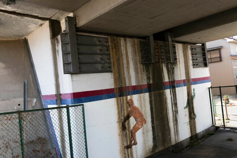 新幹線の高架下の通路の壁には野球選手のイラストが。時代を感じさせる風合いである