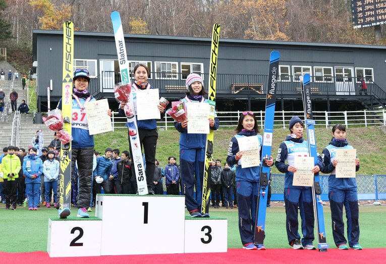 2017年、大学1年時の日本選手権ノーマルヒルは6位入賞（右端）。優勝は高梨沙羅だった　©Sankei Shimbun