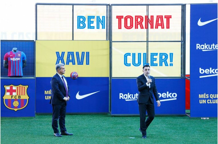 シャビ新監督41歳は暗黒バルサを救えるか 《メッシとの黄金連係・涙を撮ったカメラマン》が就任会見・初采配に見た“希望”とは(7)