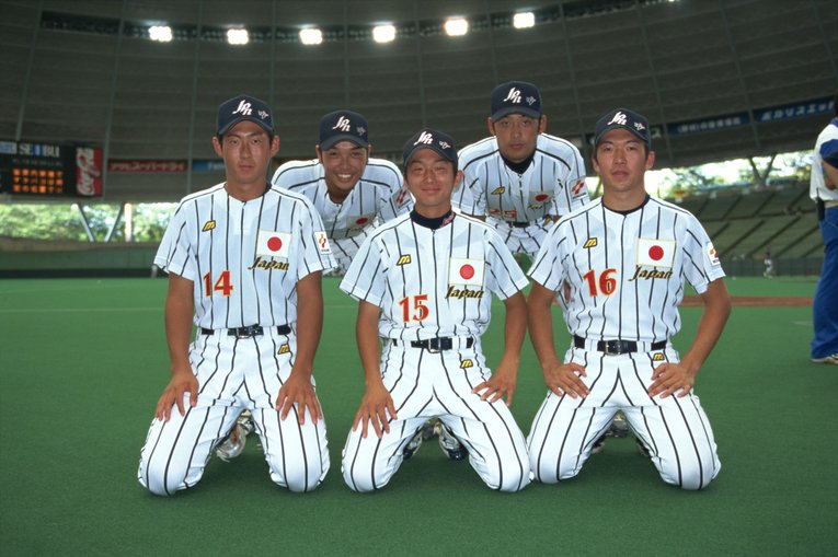 大学生の頃、阿部慎之助（後列左）らとともに日本代表に選出された石川（前列中央）©AFLO SPORT