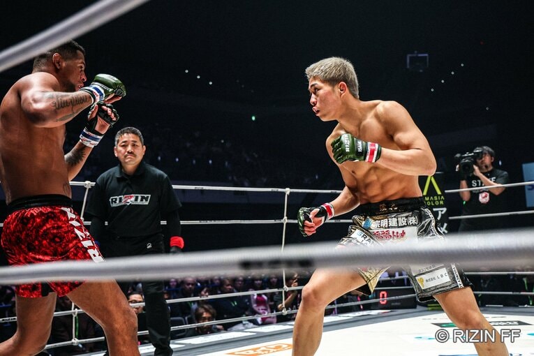 秋元強真vs.パッチー・ミックス　©RIZIN FF