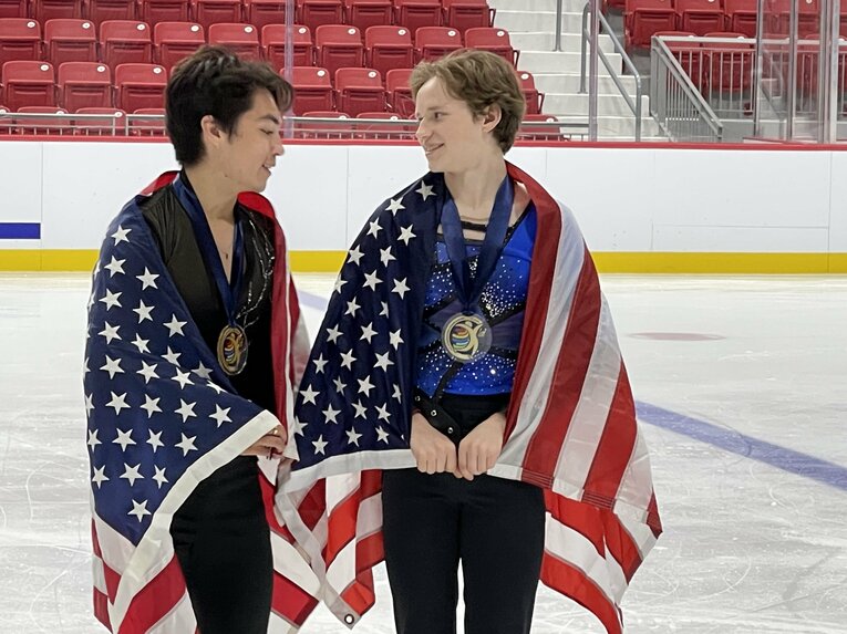 表彰式にて、同じくアメリカのプルキネンと笑顔で会話するマリニン　©Akiko Tamura