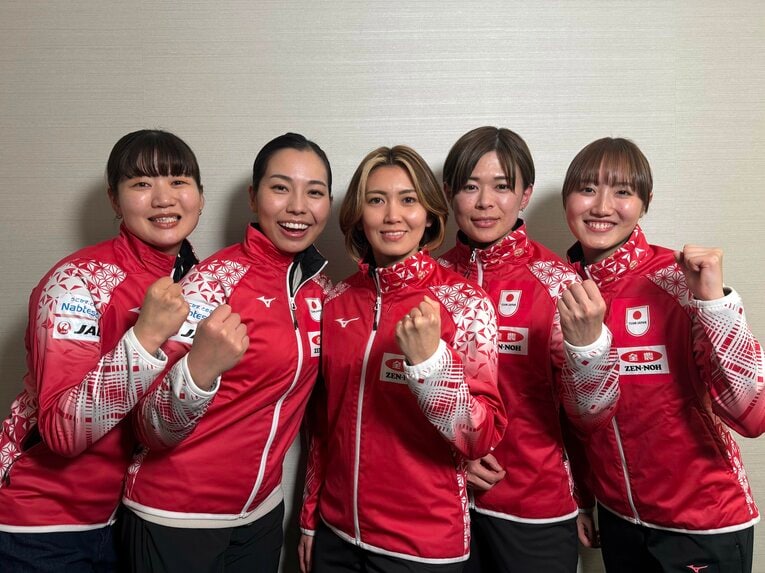 ミラノ五輪出場を決め笑顔の選手たち©JCA