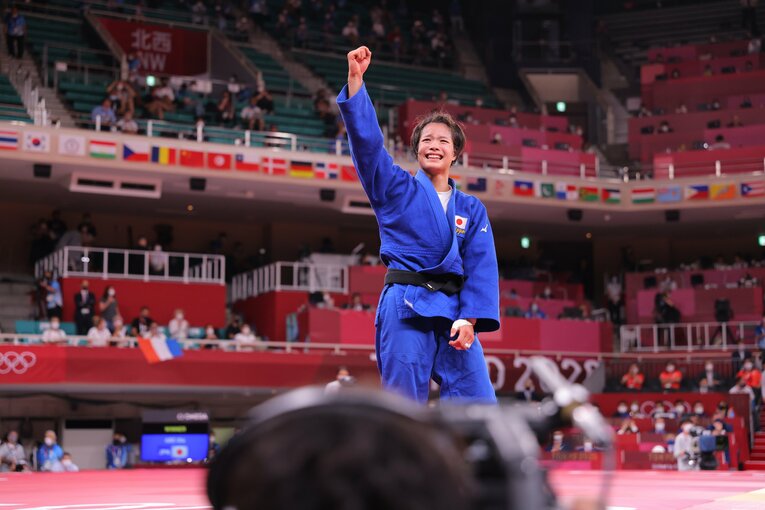 優勝を決めた瞬間の阿部詩　©JMPA