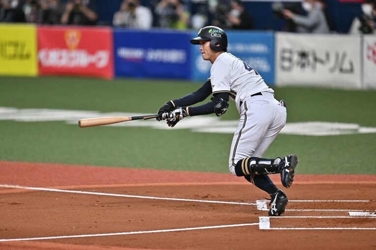 2022年日本シリーズで二塁打を放つ佐野さん　©Hideki Sugiyama
