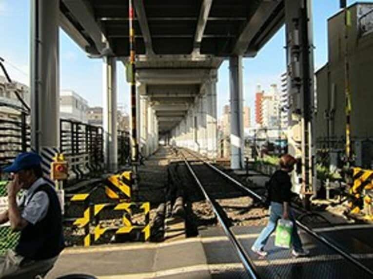 狭い鉄道敷地を2階建にして上手く活用している京急線。