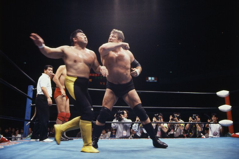 1994年、スタン・ハンセンと闘う川田利明　©AFLO