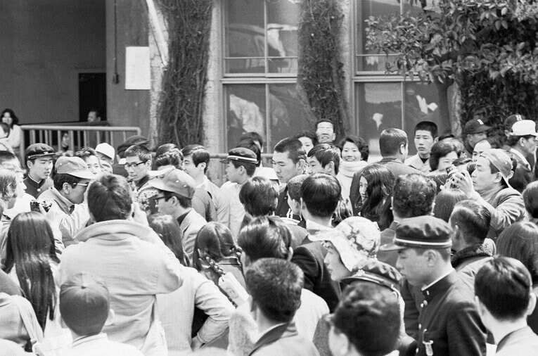 みんな江川をひと目見たい…1973年センバツの江川　©Katsuro Okazawa／AFLO