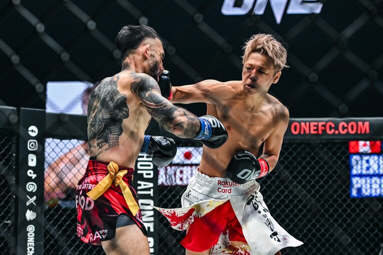 武尊の強烈な右フック（2枚目／全2枚） ©ONE Championship