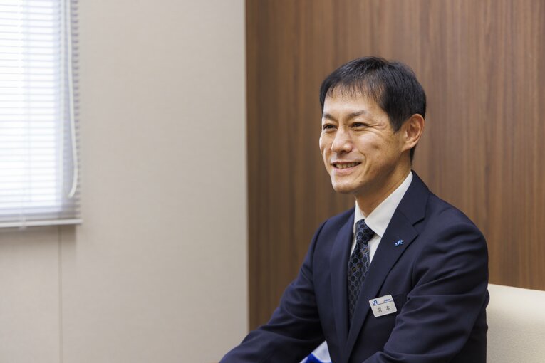 JR西日本野球部の宮本晃副部長。日常的な野球部のマネジメント業務を行っている　©Masashi Soiri