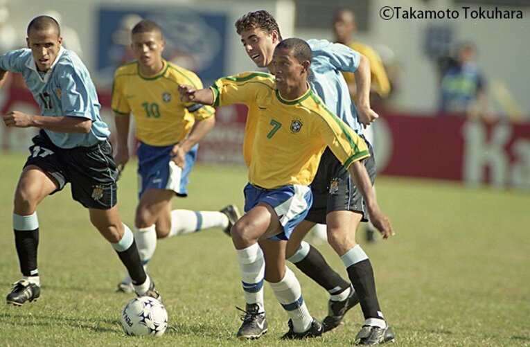 19歳のロナウジーニョを観た幸せ。強烈に光った“ガウショ”は瞬く間に。(2)