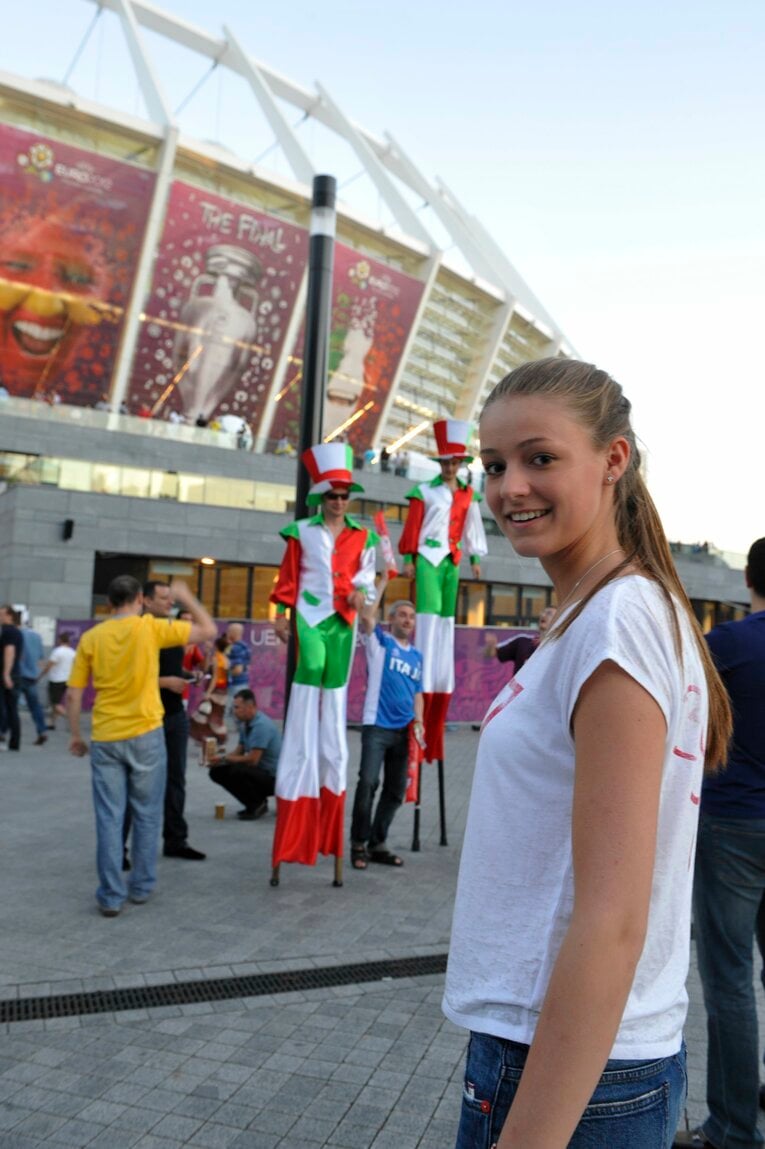 EUROにいた美しい女性サポーターの応援姿（50枚超）　©Sports Graphic Number