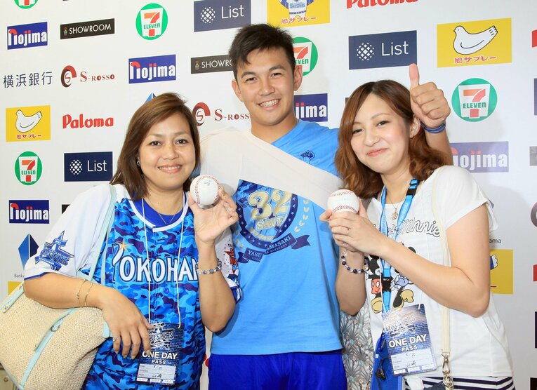 ルーキーイヤーの2015年に姉・麻美さん（右）、母・ベリアさんとの記念撮影で嬉しそうな笑顔を見せる山崎　©︎SANKEI SHIMBUN