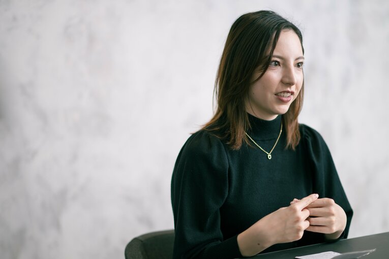 インタビューに答える國立さん　©Miki Fukano