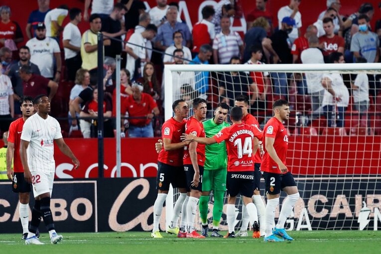 「クボ、ユニホームお願い」来季のレアル去就報道が出てもマジョルカで愛される久保建英…「残留か降格の最終節」で輝くか〈撮影者の視点〉(19)