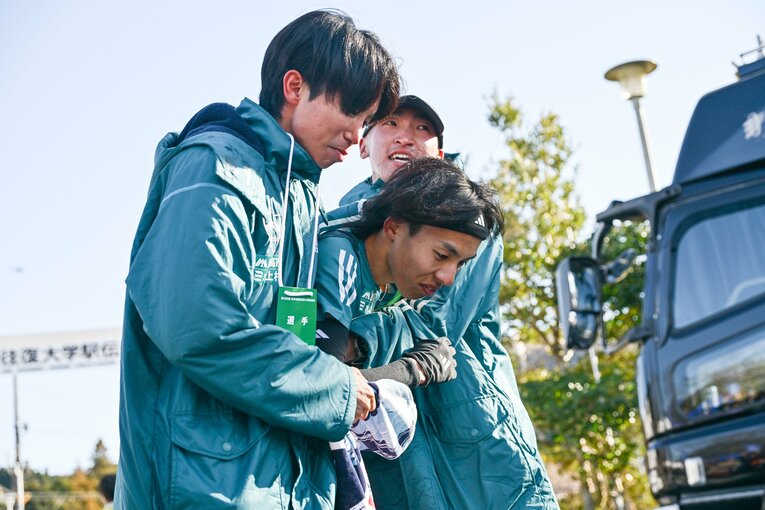 レース後、チームメイトの腕に飛び込む黒田　©Nanae Suzuki