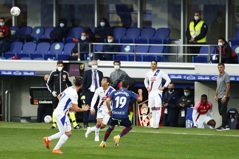 乾貴士が神トラップ＆岡崎慎司に友情の平手打ち!? 武藤嘉紀との“ロシアW杯組”3ショット写真も(12)