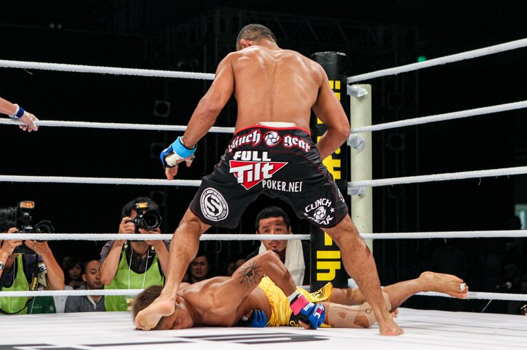 2010年6月20日、マルロン・サンドロに失神KO負けを喫した金原　©Susumu Nagao