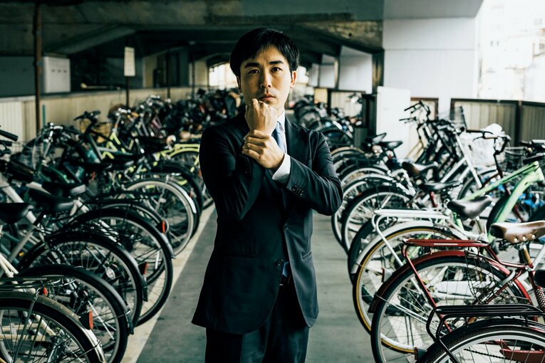 菅井竜也／1992年4月17日、岡山県生まれ。井上慶太九段門下。2010年四段。'20年八段。タイトル挑戦登場は4回。獲得は王位1期。棋戦優勝は4回。現在、竜王戦は1組、順位戦はA級に在籍。昨年11月、王将戦挑戦者決定リーグを制し、藤井聡太王将への挑戦権を獲得　　©Kiichi Matsumoto