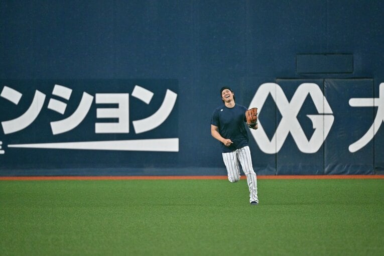 打撃練習中に外野を守る大谷　©Hideki Sugiyama