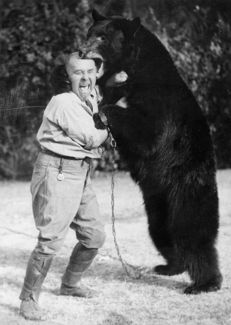 1930年ごろ、調教されたレスリング・ベアのパフォーマンス　©Getty Images