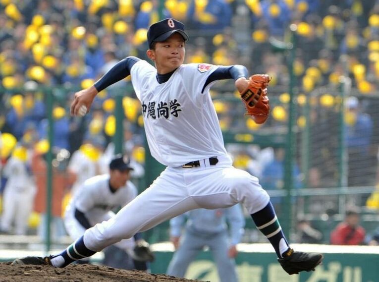 2008年センバツ、沖縄尚学で優勝投手になった東浜巨。卒業後亜大を経て、2012年のドラフトでソフトバンク入団 ／ photograph by KYODO