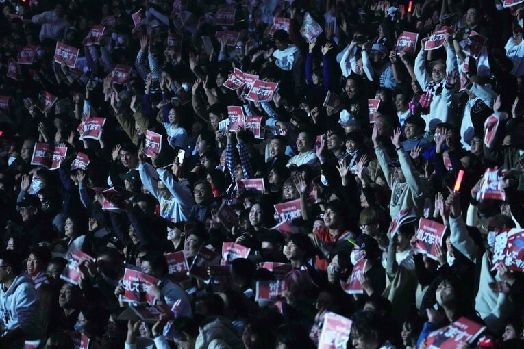 ウェーブするファン　©Masashi Hara