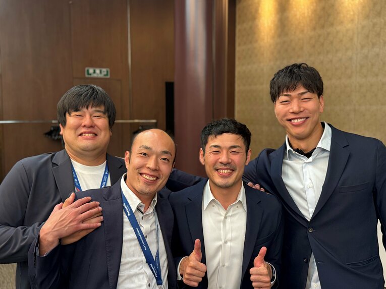 先輩・永野健を囲んだ一枚。（左から）現役時代は永野と同じリベロとして活躍したパンサーズ広報・山本拓矢さん、深津英臣、清水邦広　©︎Panasonic PANTHERS