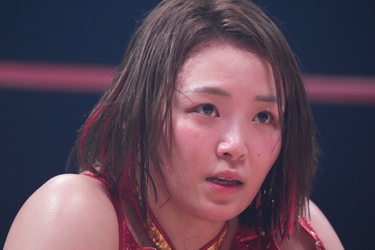 リングから「太陽神Prism」を歌う島谷ひとみを見つめるSareee　©Essei Hara