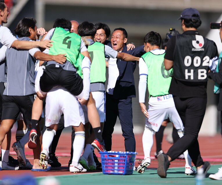 J1昇格を決めて喜ぶFC町田ゼルビアの選手と黒田監督（中央）　©︎JIJI PRESS