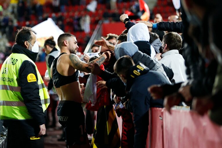 久保建英の“劇的決勝ゴール後に消えた疾走”は「客席に飛び込みたかったけど高すぎて無理」だった？《カメラマンが見た真相》(49)