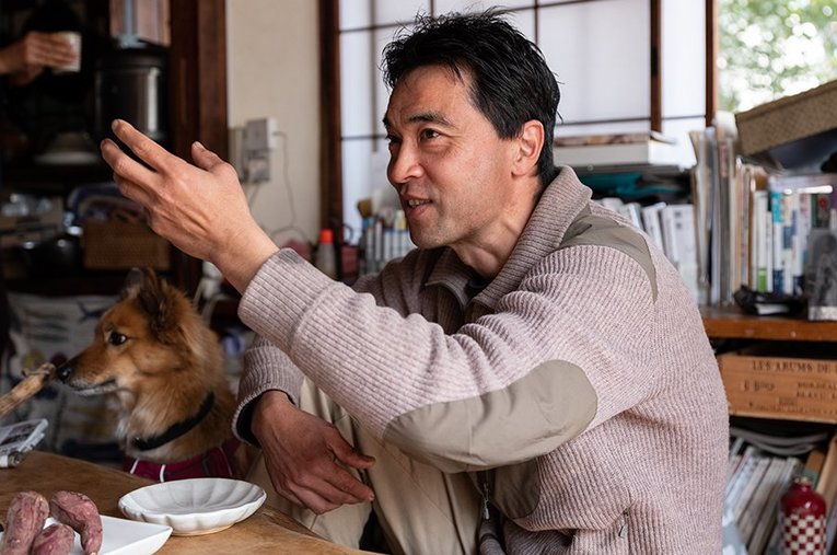 服部文祥さんと愛犬ナツ ／ photograph by Nanae Suzuki