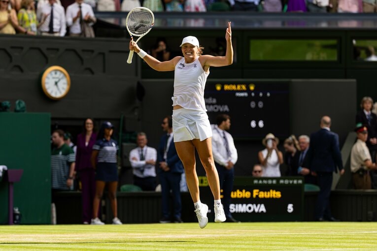 初優勝を果たしたシフィオンテク。スコアボードに容赦なく「6-0、6-0」を並べた　©Getty Images
