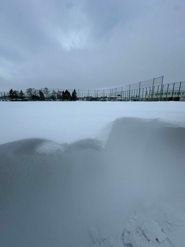 【昨年の甲子園出場時】グラウンドを覆う雪　©Yuji Yanagawa