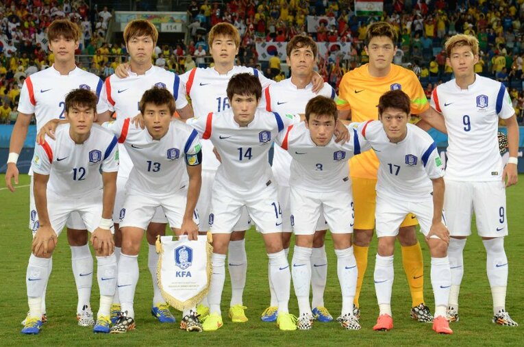 2014年ブラジルW杯のロシア戦。若き日のソン・フンミン（当時21歳、後列右端）と韓国代表のゴールマウスを守ったチョン・ソンリョン ／ photograph by AFLO