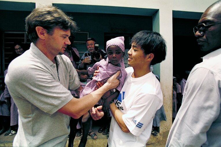 ワールドユース時、孤児院を訪問した際の1枚　©JFA/AFLO