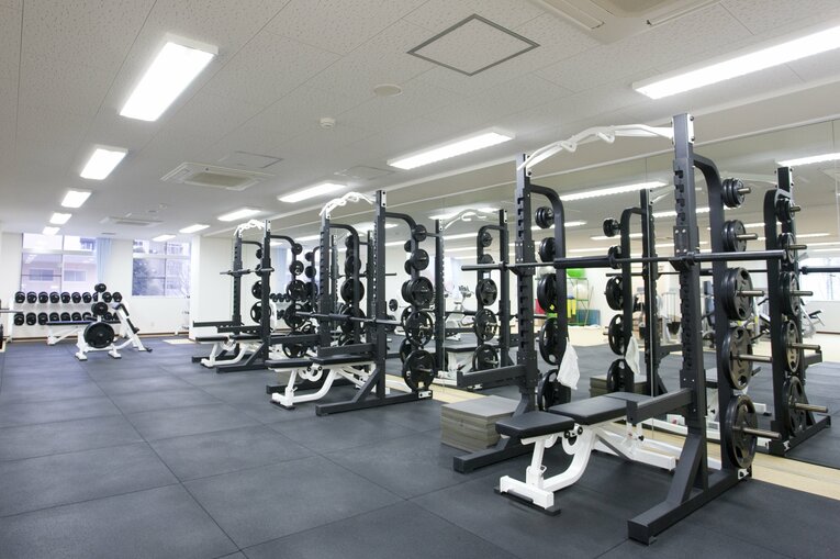 硬式野球部寮　ウエイトトレーニングルーム（帝京大提供）
