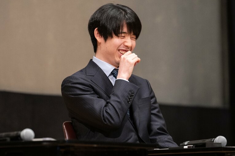 普段の公式戦では見られない……藤井聡太竜王・名人の素朴な笑顔と“素の表情”（全20枚超）　©Nanae Suzuki