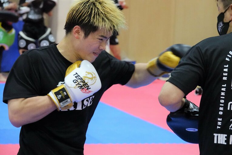 那須川天心のミット打ち　©Koji Fuse