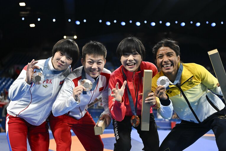 メダル獲得を喜ぶ選手たち　©Asami Enomoto/JMPA