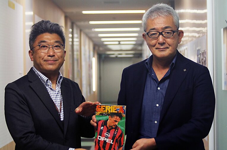 取材に応じてくれた青嶋アナ（左）と当時プロデューサーの村社淳氏。彼らの情熱が伝説のサッカー番組「セリエAダイジェスト」を生み出した。 ／ photograph by Atsushi Iio