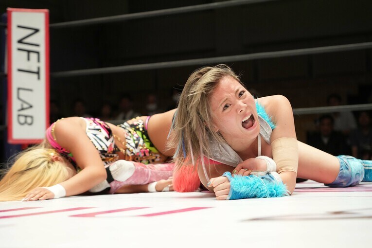 必死に立ち上がる岩谷麻優　©Essei Hara