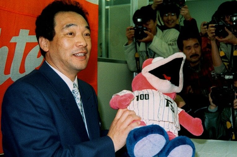 1996年12月9日、日本ハムの入団会見に臨む落合博満。この日は落合の43歳の誕生日だった ／ photograph by KYODO