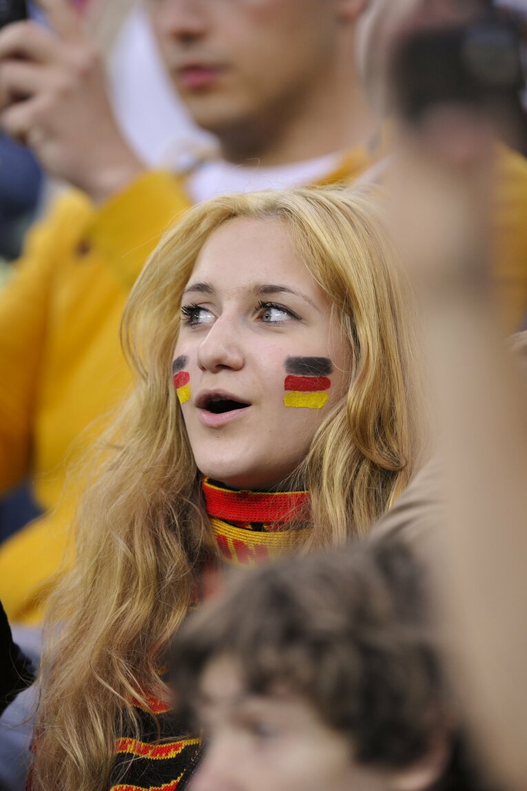 EUROにいた美しい女性サポーターの応援姿（50枚超）　©Sports Graphic Number