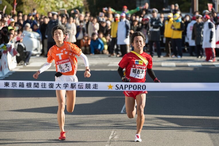 中舎優也（右・城西大）と馬場祐輔（拓大）　第92回箱根駅伝 ／ photograph by Nanae Suzuki