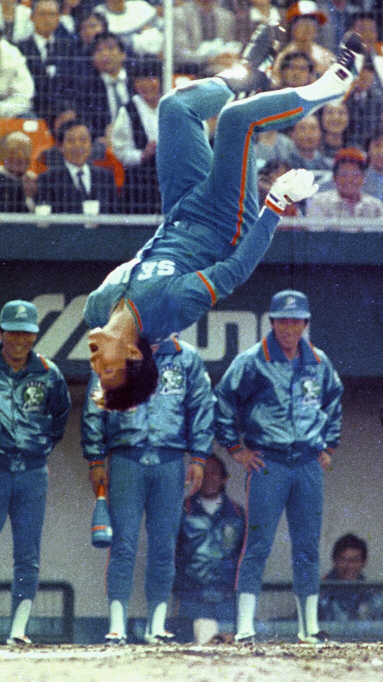 1986年の日本シリーズ第8戦でホームランを放ち、バク宙を決めた西武・秋山幸二　@KYODO