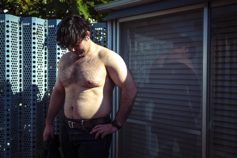 Tシャツを脱ぐウルフアロン　©︎Takuya Sugiyama