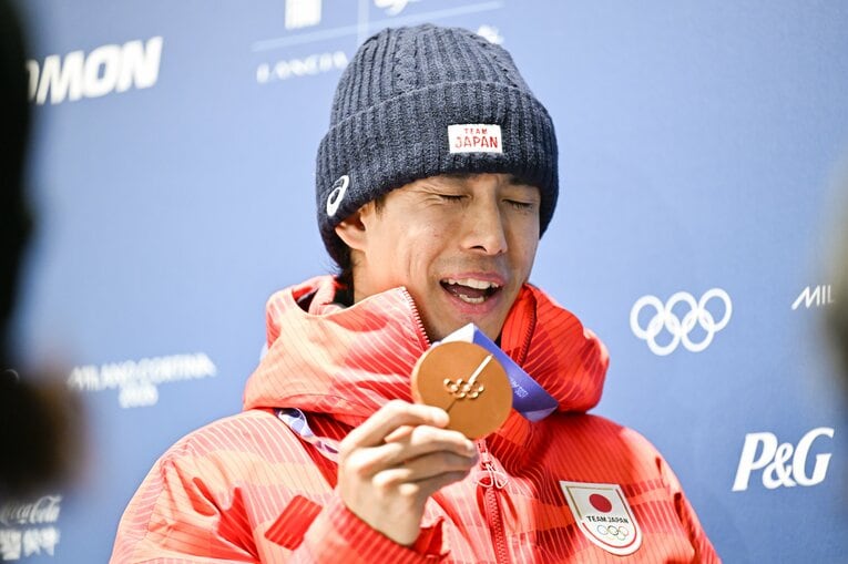 万感のこもった銅メダルを手にする堀島　©Nanae Suzuki/JMPA
