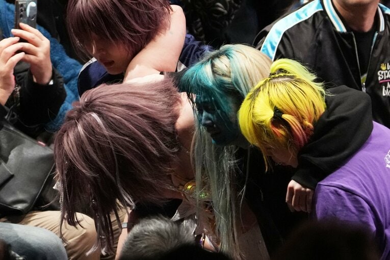 安納サオリらに抱えられて退場する中野たむ　©Masashi Hara